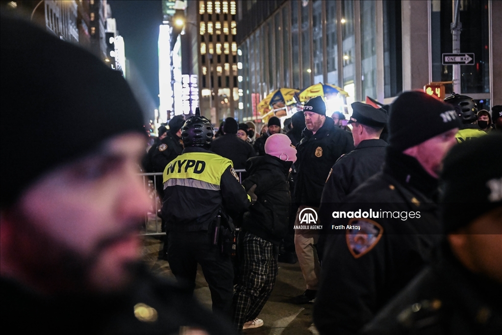 Полиция США вмешалась в демонстрацию в поддержку Палестины, проходившей перед рождественской елкой
