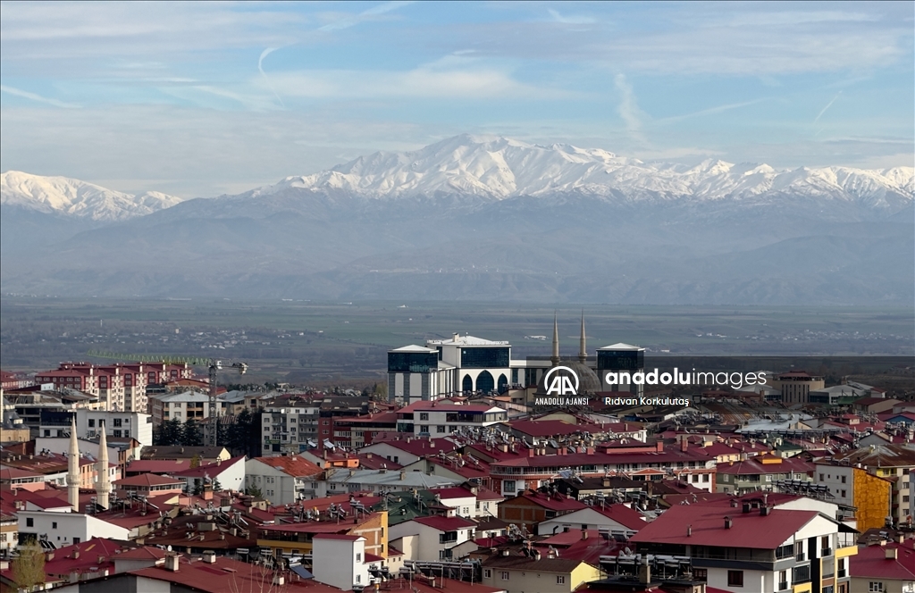 Bingöl'ün yüksek kesimlerinde kar etkili oldu