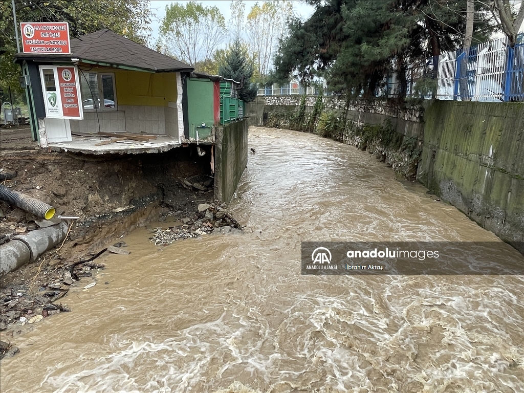 Kocaeli'de sağanak su baskınlarına neden oldu