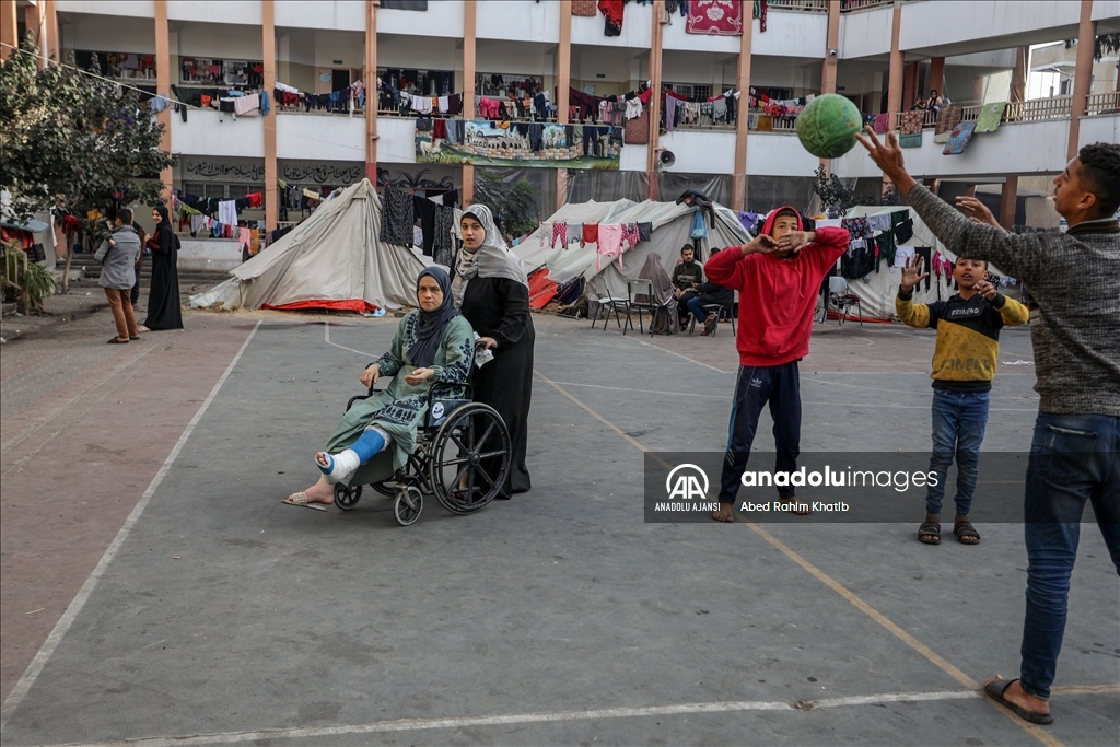 Gazze'deki okullara sığınan Filistinliler, zor şartlar altında yaşamlarını sürdürüyor