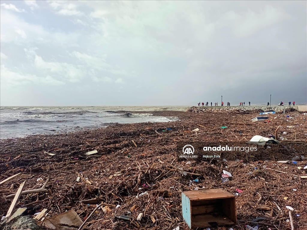 Balıkesir'de sağanak sonrası sahilde oluşan birikinti görüntülendi