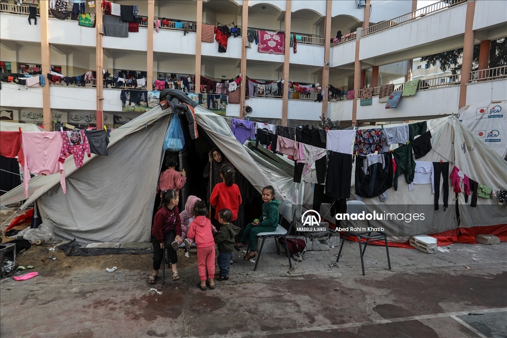 Gazze'deki okullara sığınan Filistinliler, zor şartlar altında yaşamlarını sürdürüyor