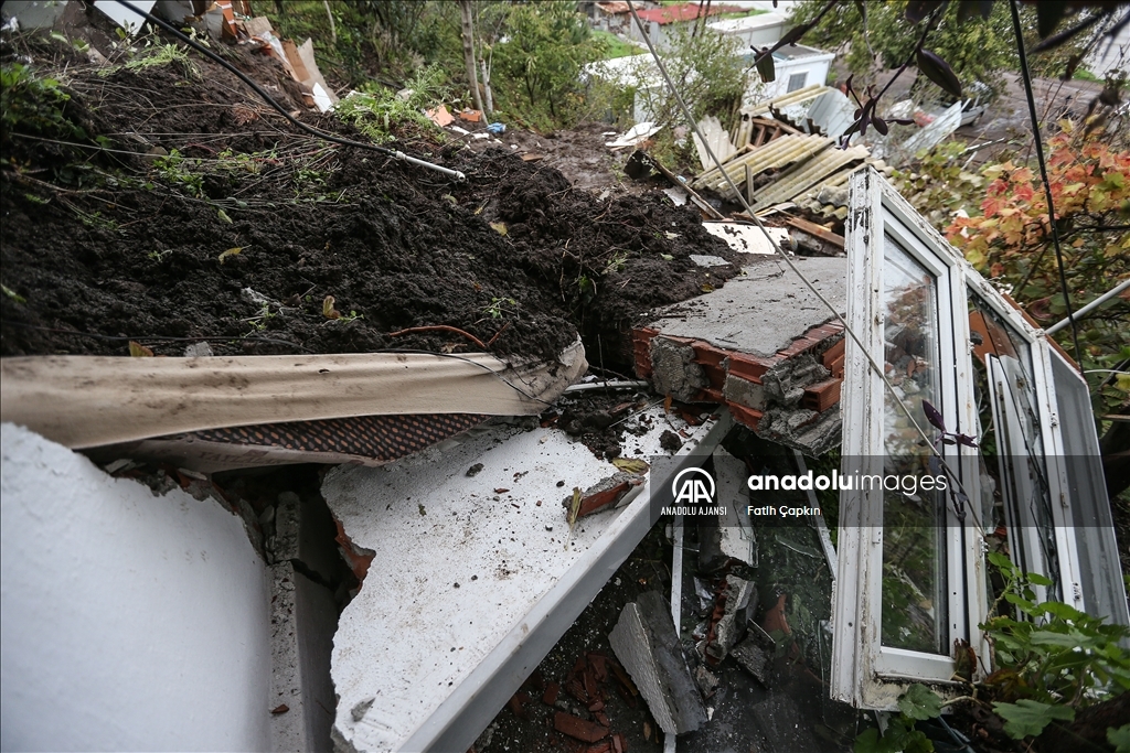 Mudanya'da toprak kaymasında kısmen yıkılan evdeki 2 kişi yaralandı