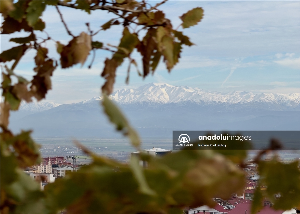 Bingöl'ün yüksek kesimlerinde kar etkili oldu