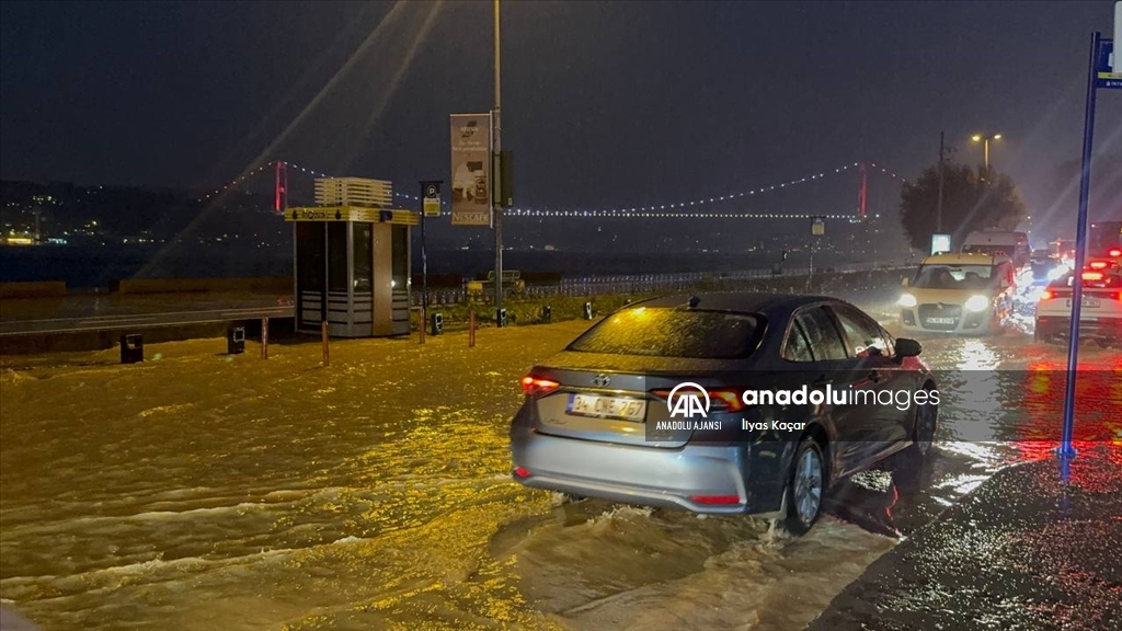 Sarıyer'de sağanak nedeniyle pazar alanını su bastı