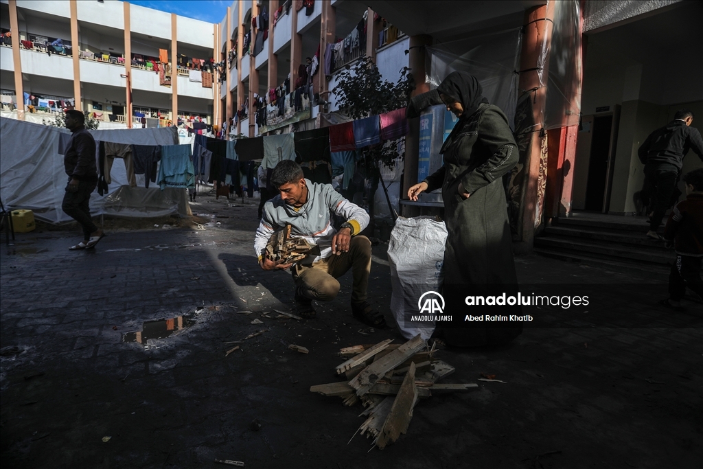 Gazze'deki okullara sığınan Filistinliler, zor şartlar altında yaşamlarını sürdürüyor