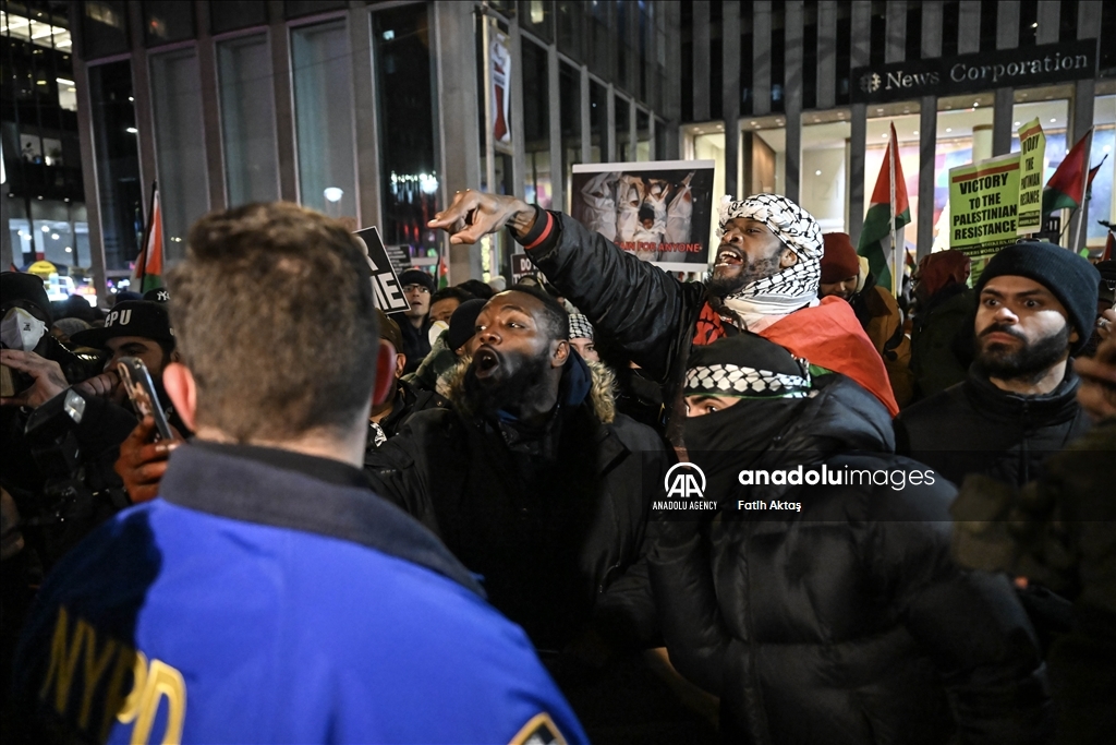 Полиция США вмешалась в демонстрацию в поддержку Палестины, проходившей перед рождественской елкой