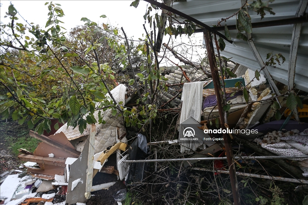 Mudanya'da toprak kaymasında kısmen yıkılan evdeki 2 kişi yaralandı