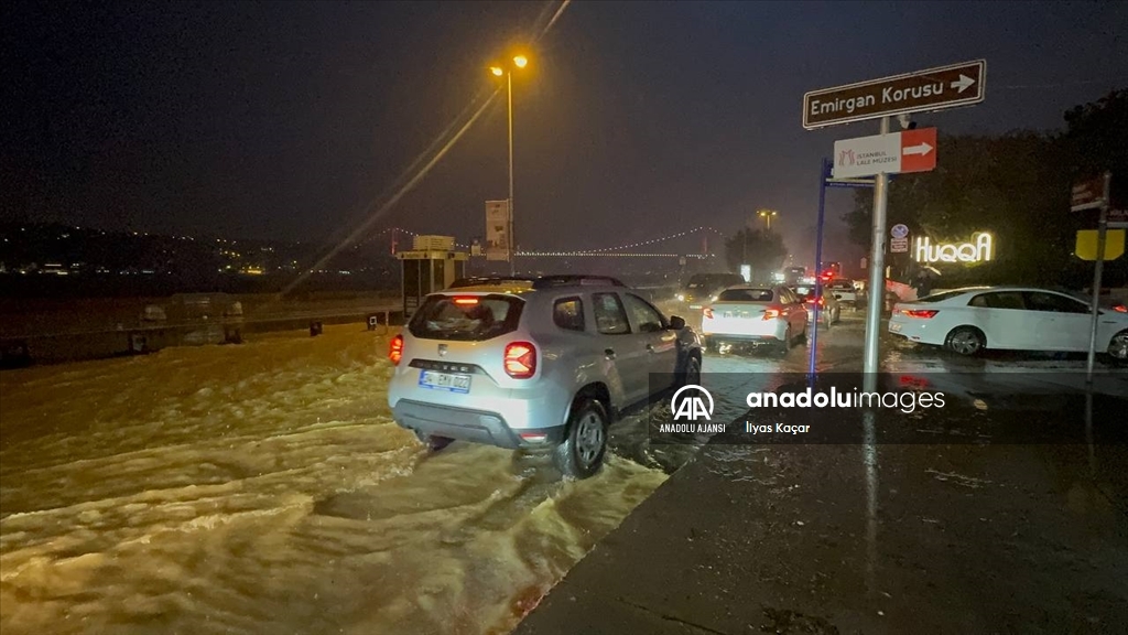 Sarıyer'de sağanak nedeniyle pazar alanını su bastı
