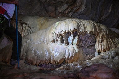 Любители природы и археологии из различных уголков Турции и зарубежных стран стекаются к пещере Шейх Курух в районе Частак восточной турецкой провинции Ван