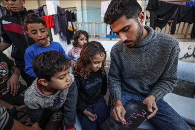 غزة.. معلم لم يتخلّ عن أطفال نازحين حرمتهم الحرب من الدراسة
