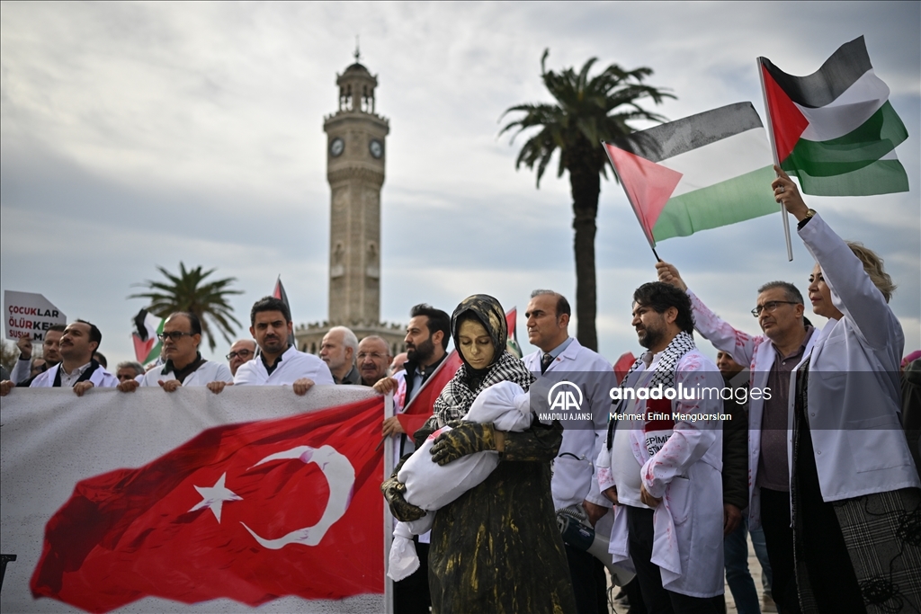 İzmir'de doktorlar Gazze için sessiz yürüyüş gerçekleştirdi