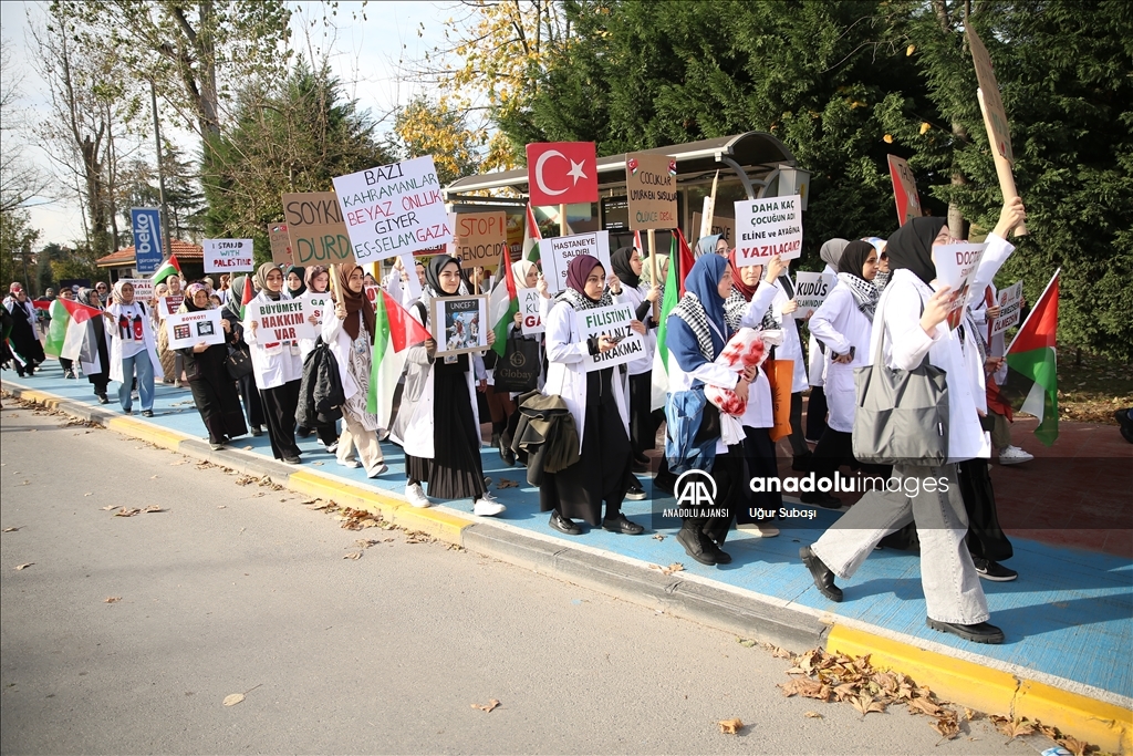 Sakarya'da doktorlar Filistin için "sessiz yürüyüş" düzenledi