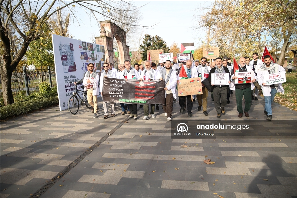 Sakarya'da doktorlar Filistin için "sessiz yürüyüş" düzenledi