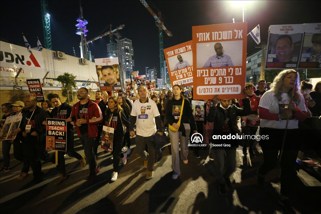 Gazze'deki İsrailli esirlerin yakınları Tel Aviv'de gösteri düzenledi
