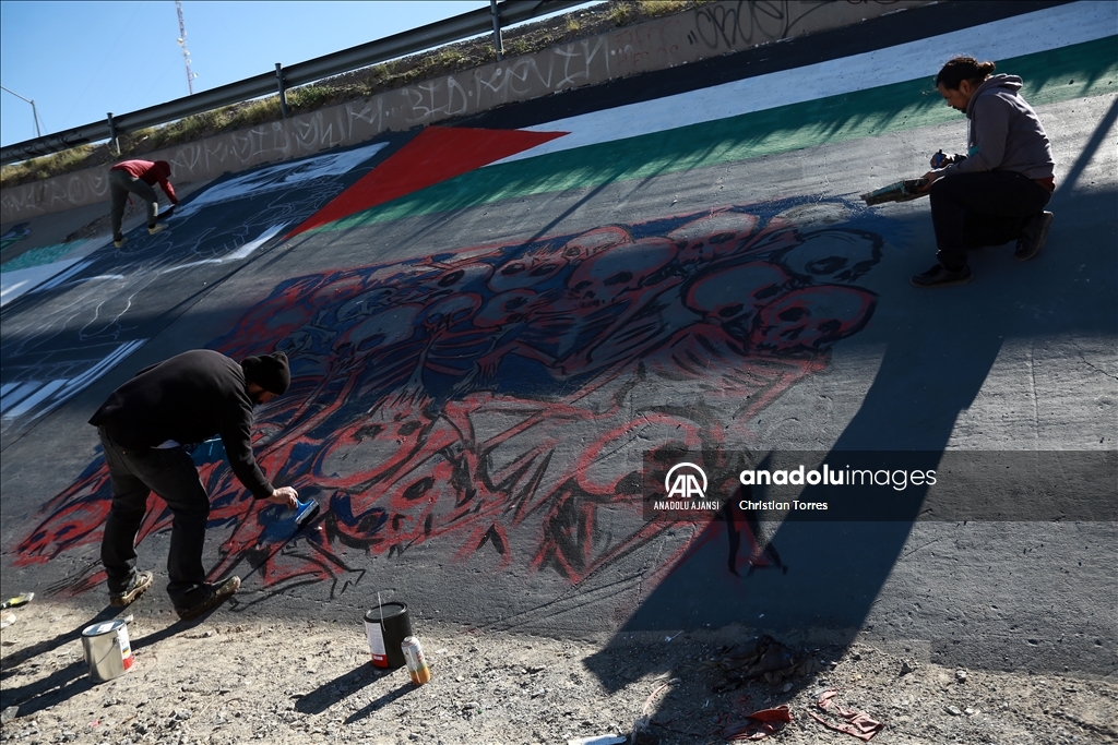 Meksika'da köprü altında sanat etkinliği