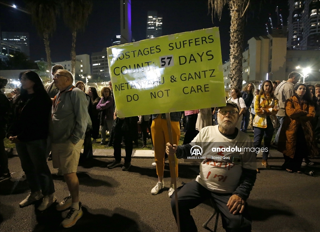 Gazze'deki İsrailli esirlerin yakınları Tel Aviv'de gösteri düzenledi