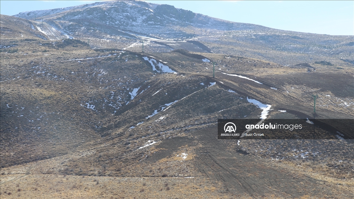 Elazığ'da göl manzaralı kayak merkezi yeni sezon için gün sayıyor