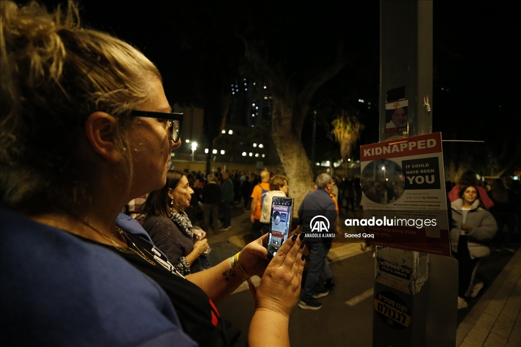 Gazze'deki İsrailli esirlerin yakınları Tel Aviv'de gösteri düzenledi