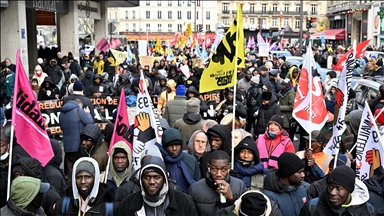 Paris'te hükümetin göçmenlik yasa tasarısına karşı yürüyüş düzenlendi