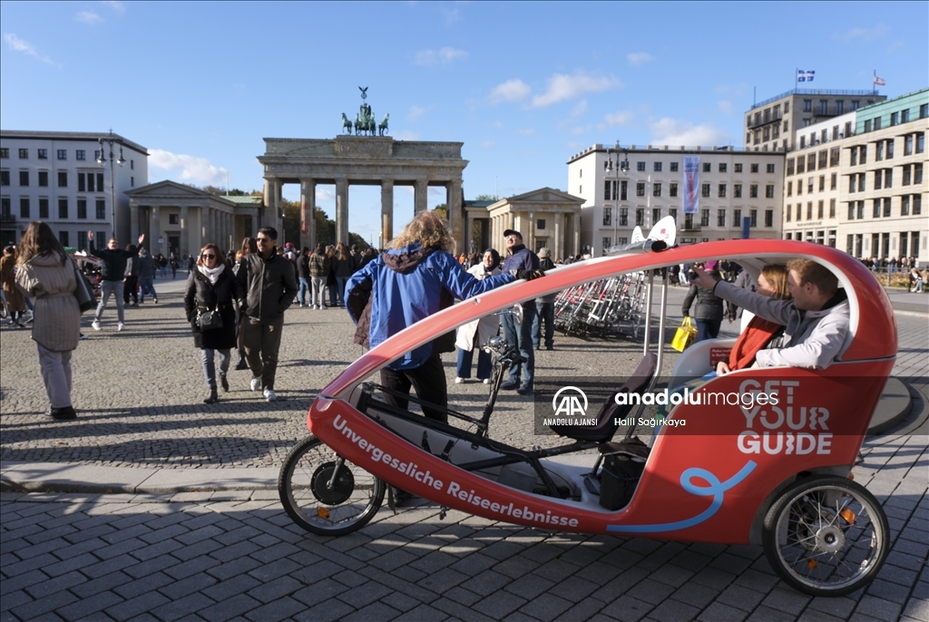 Berlin'in sembollerinden olan tarihi Brandendurg Kapısı