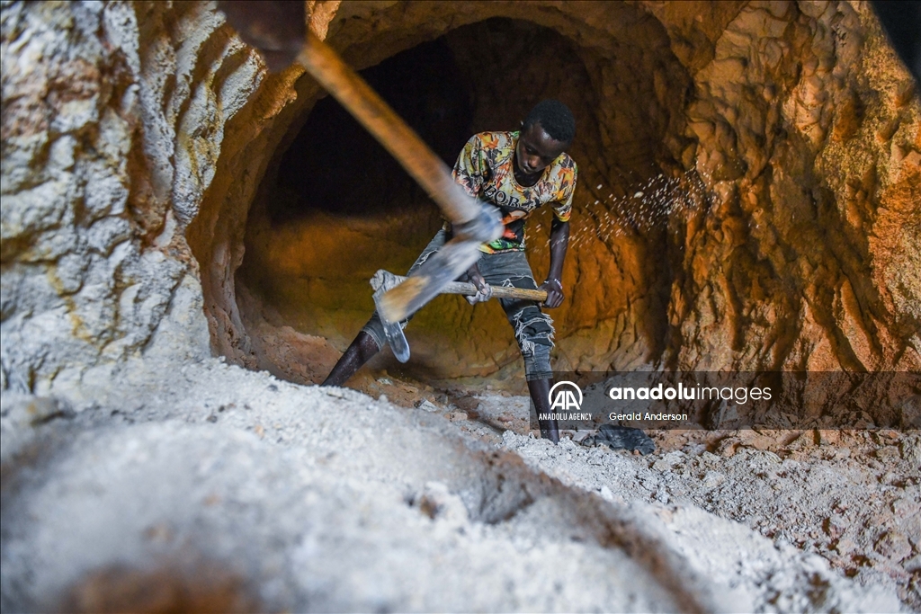 Kenyan sand harvesters work in dangerous conditions