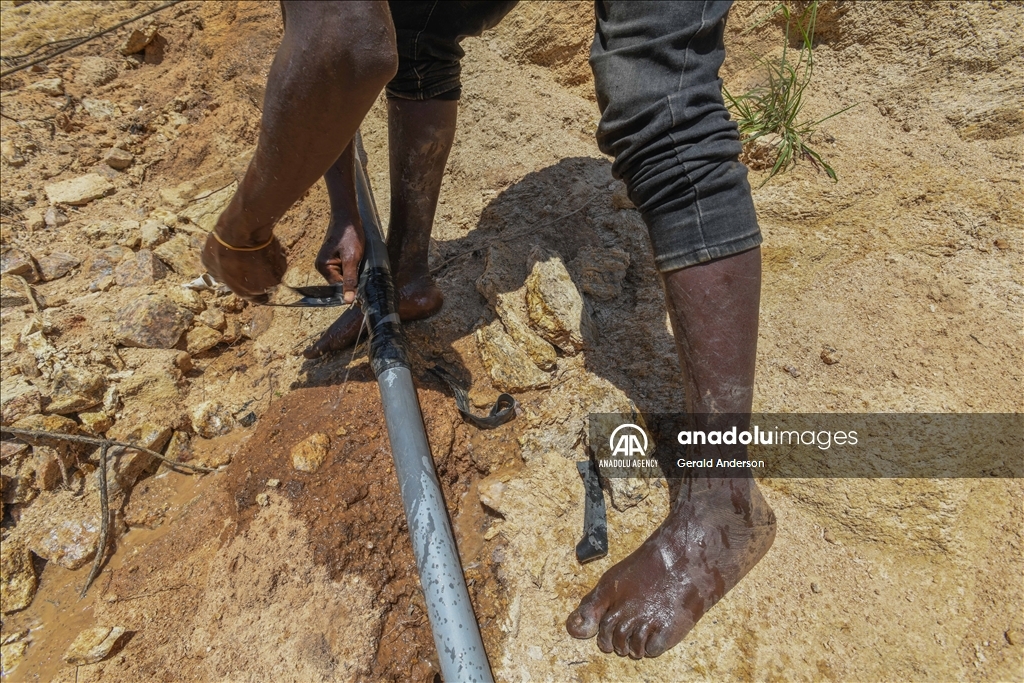 Kenyan sand harvesters work in dangerous conditions