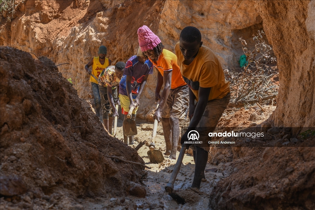 Kenyan sand harvesters work in dangerous conditions