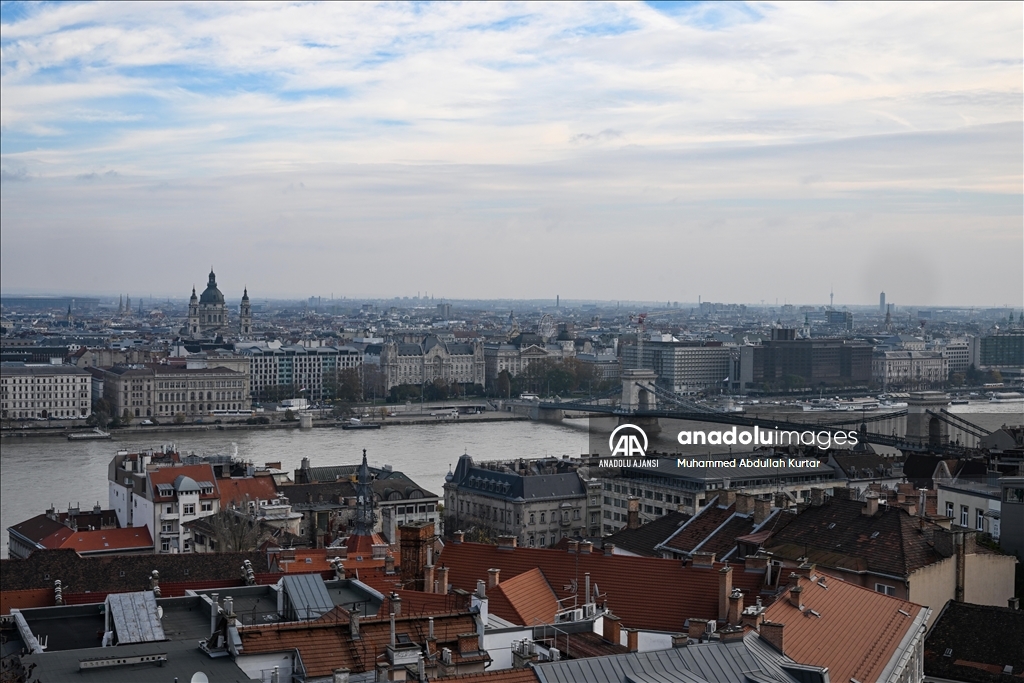 Macaristan'ın başkenti Budapeşte tarihi dokusuyla açık hava müzesi izlenimi sunuyor