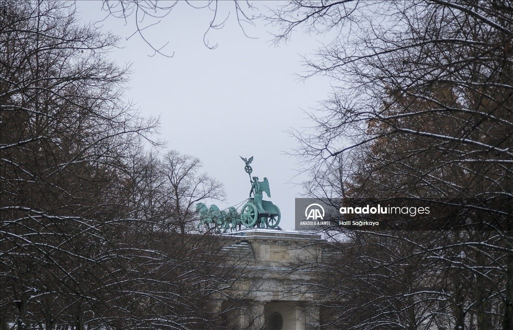 Berlin'in sembollerinden olan tarihi Brandendurg Kapısı