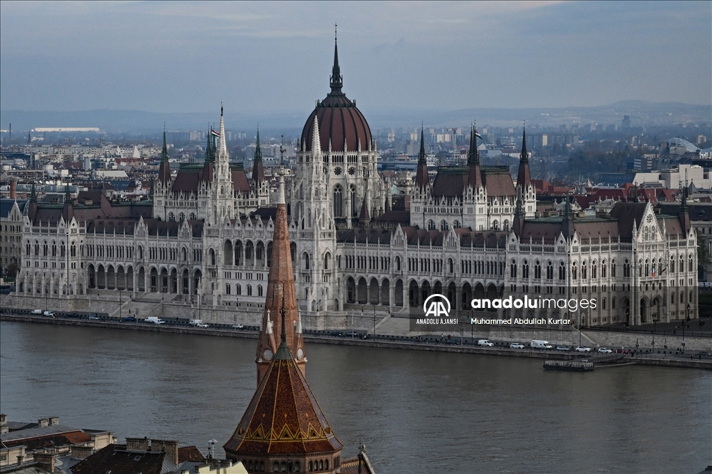 Macaristan'ın başkenti Budapeşte tarihi dokusuyla açık hava müzesi izlenimi sunuyor