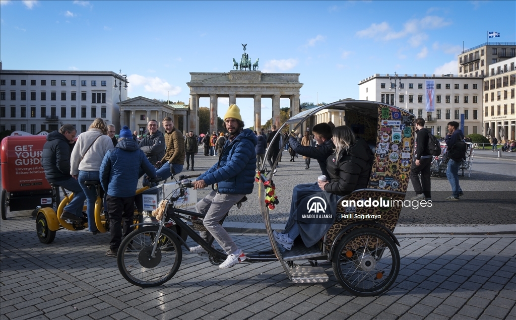 Berlin'in sembollerinden olan tarihi Brandendurg Kapısı