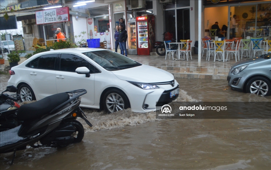 Balıkesir’de sağanak hayatı olumsuz etkiledi
