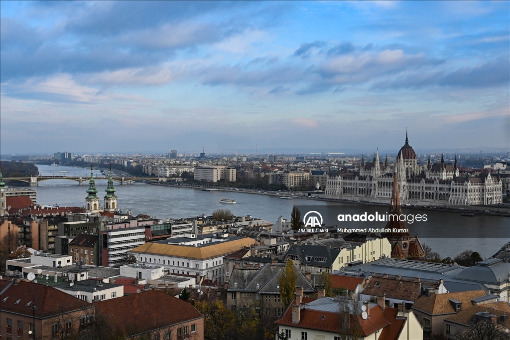 Macaristan'ın başkenti Budapeşte tarihi dokusuyla açık hava müzesi izlenimi sunuyor