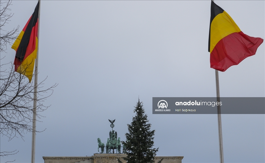 Berlin'in sembollerinden olan tarihi Brandendurg Kapısı