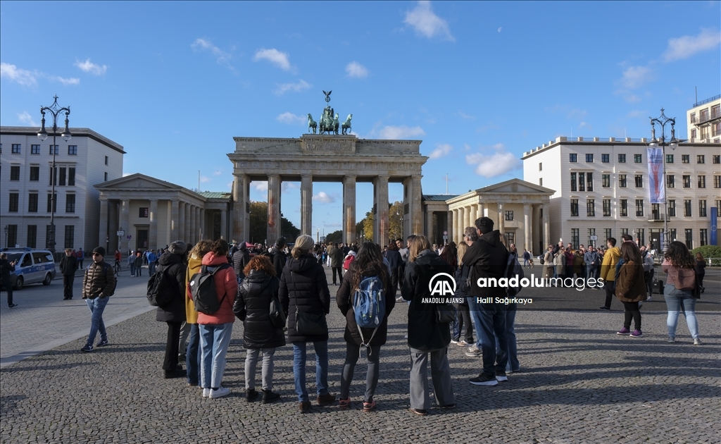 Berlin'in sembollerinden olan tarihi Brandendurg Kapısı