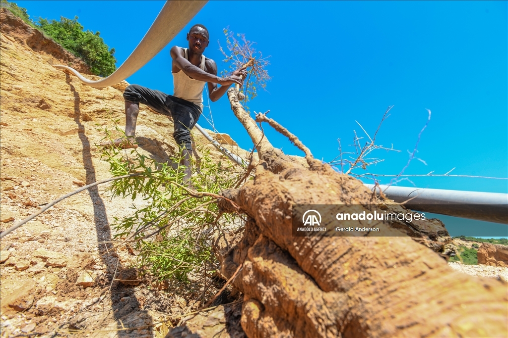 Kenyan sand harvesters work in dangerous conditions