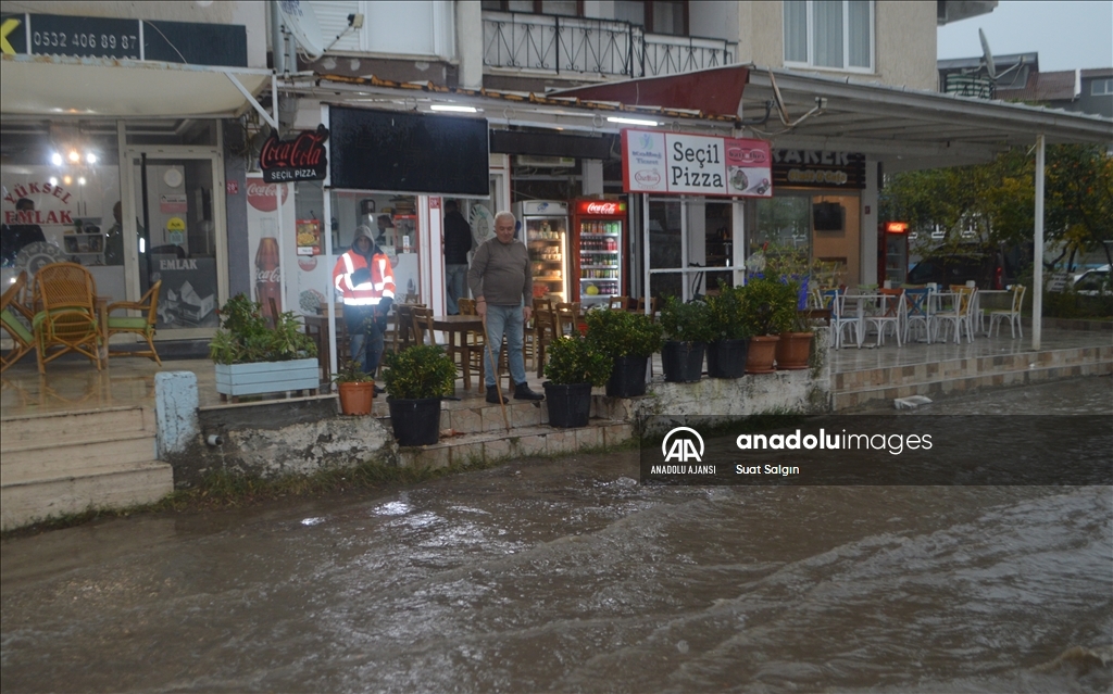 Balıkesir’de sağanak hayatı olumsuz etkiledi