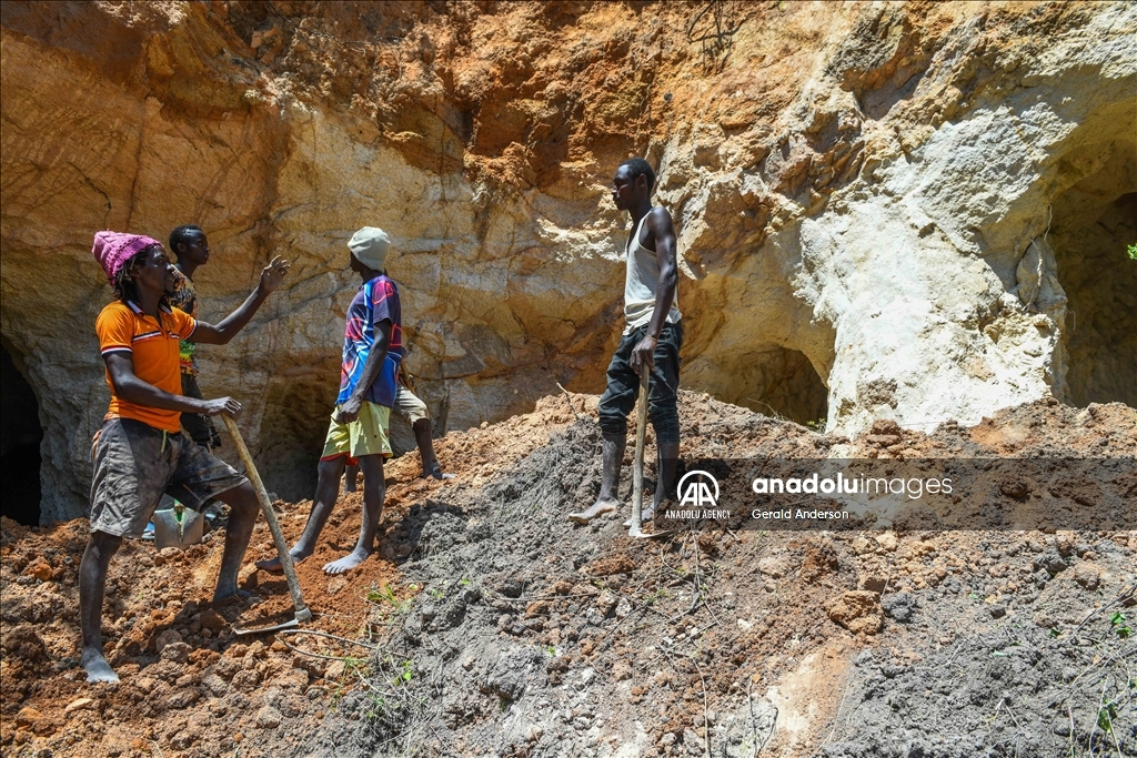 Kenyan sand harvesters work in dangerous conditions