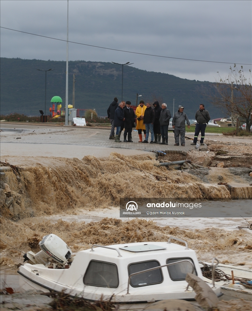 Çanakkale'de sağanak nedeniyle debisi yükselen Kepez Deresi taştı