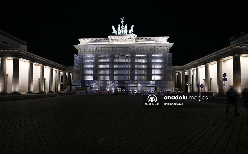 Berlin'in sembollerinden olan tarihi Brandendurg Kapısı
