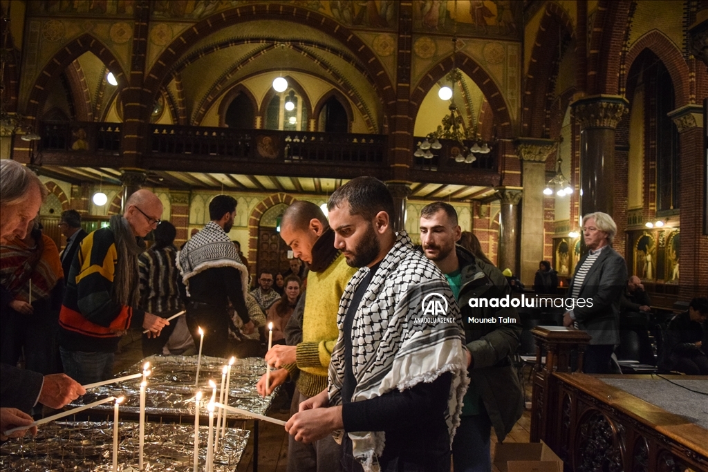 Представители разных религий собрались в церкви в Амстердаме в поддержку Газы