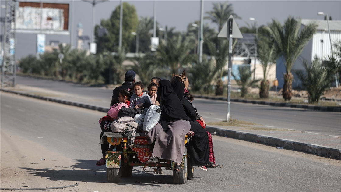 İsrail'in şiddetli saldırılarına maruz kalan Gazzeliler, güvenli bölgelere göç etti