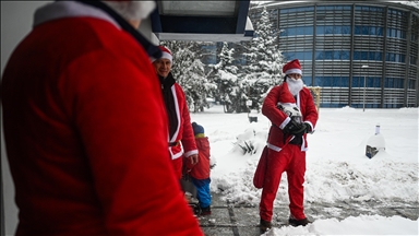 Noel Baba kostümlü motorcular Krakow'da çocuk hastanesini ziyaret etti