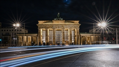 Berlin'in sembollerinden olan tarihi Brandendurg Kapısı
