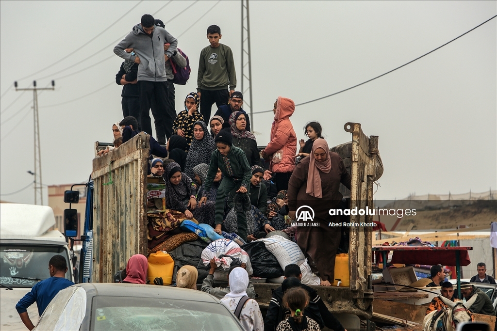 İsrail saldırıları nedeniyle Han Yunus kentindeki Gazzeliler, güvenli bölgelere göç etmeye devam ediyor