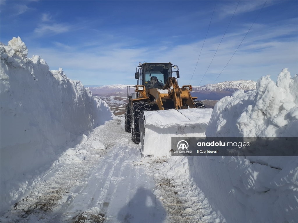 Hakkari'de kardan kapanan üs bölgelerinin yolu açıldı