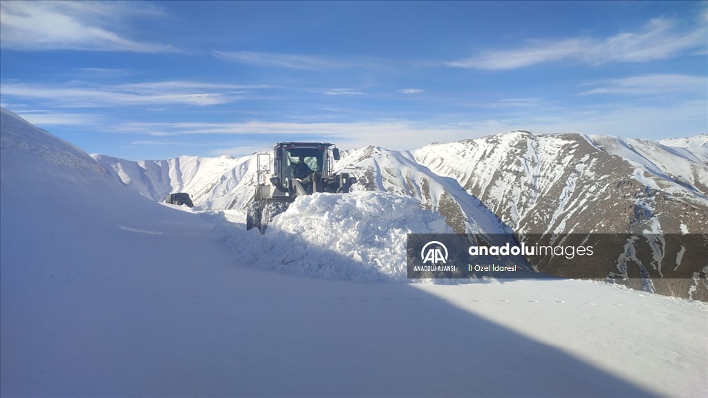 Hakkari'de kardan kapanan üs bölgelerinin yolu açıldı