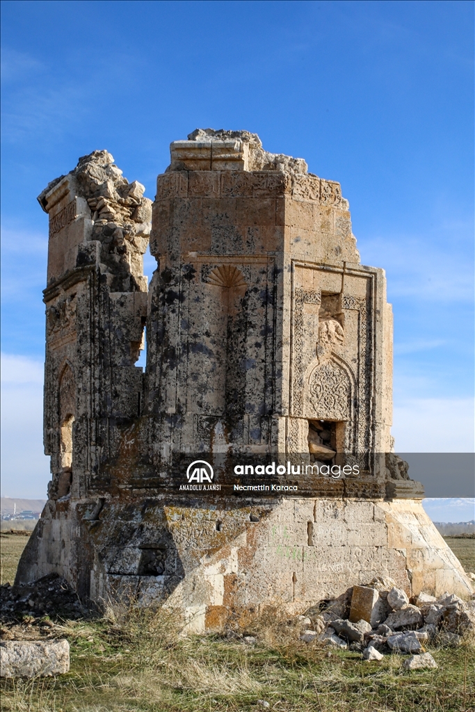 Van depremlerinde hasar gören Kara Yusuf Bey Kümbeti'nin restorasyonuna başlandı