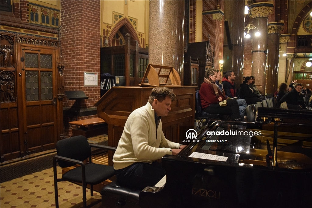 Представители разных религий собрались в церкви в Амстердаме в поддержку Газы